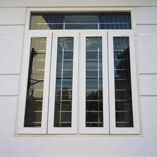 Cua-so-mo-quay-cua-nhua-loi-thep-nhomkinhvieta-500x500