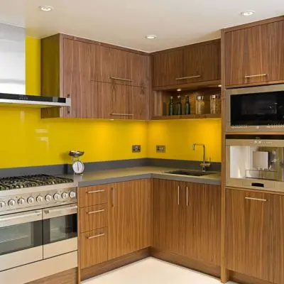 Kính màu ốp bếp